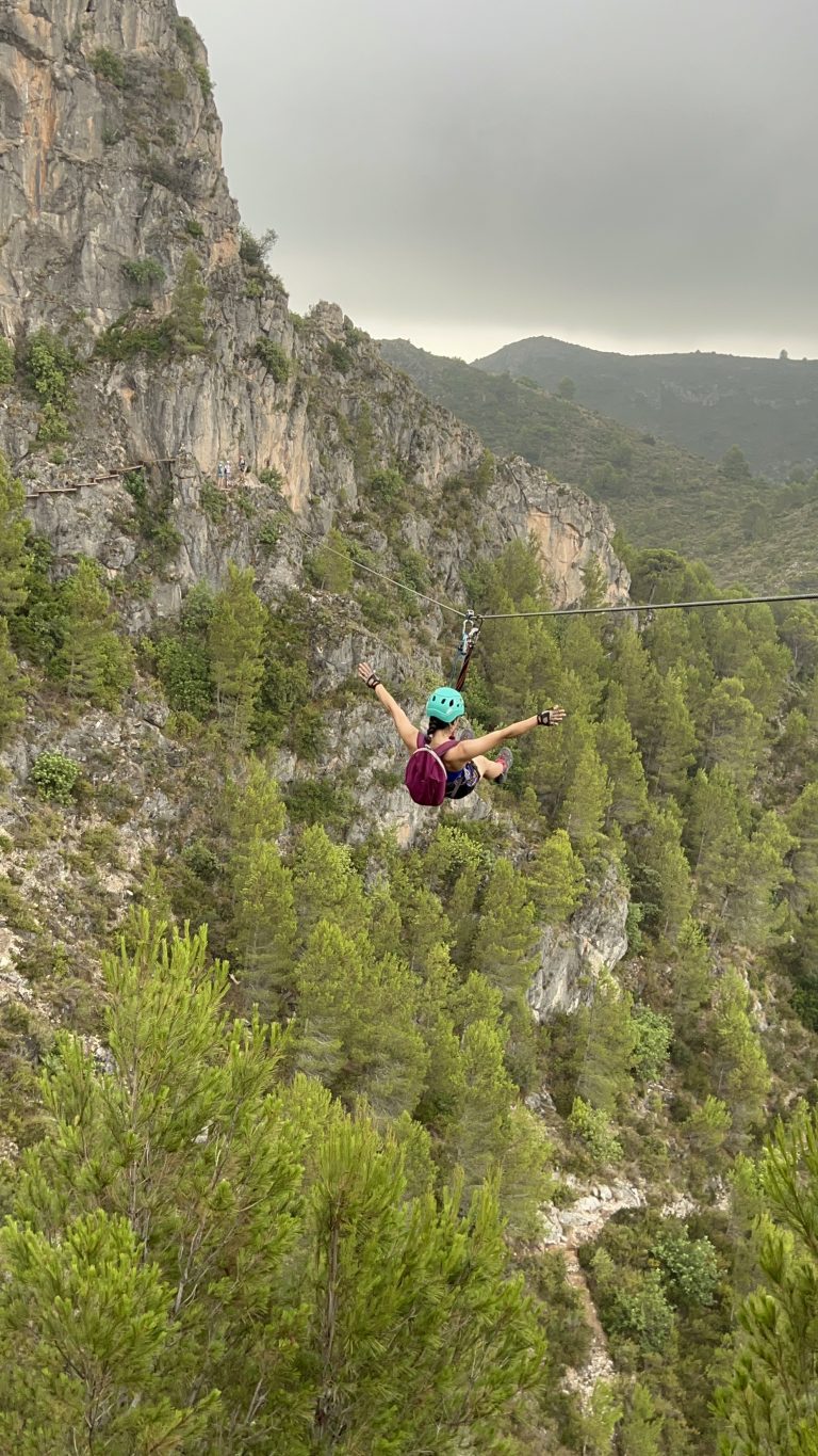 Vía ferrata Falconera Gandía tirolina by Serranía Aventura