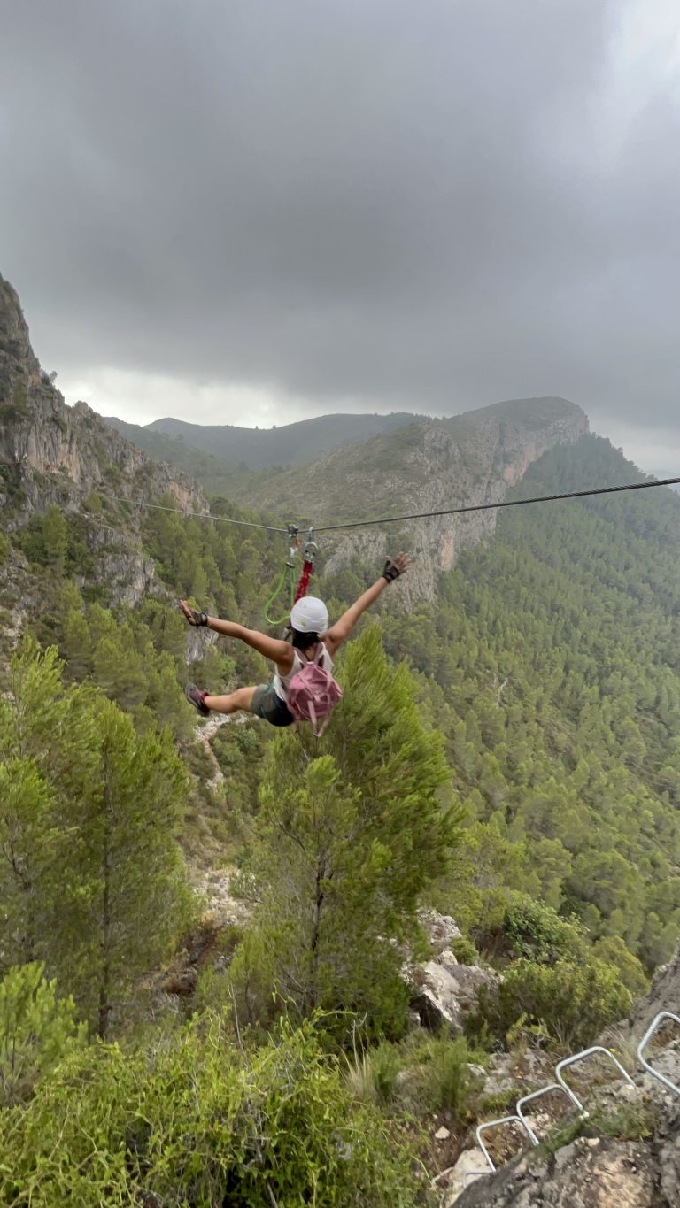 Vía ferrata Falconera Gandía tirolina by Serranía Aventura