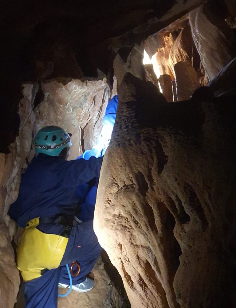 Espeleología sima K28 Serra Valencia by Serranía Aventura