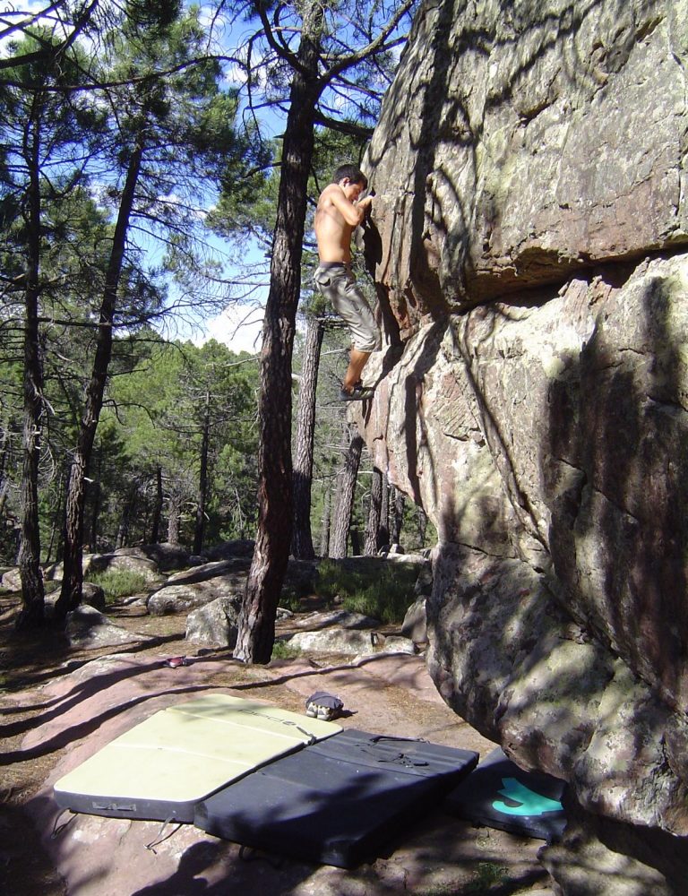 Escalada en bloque Boulder Albarracín by Serranía Aventura