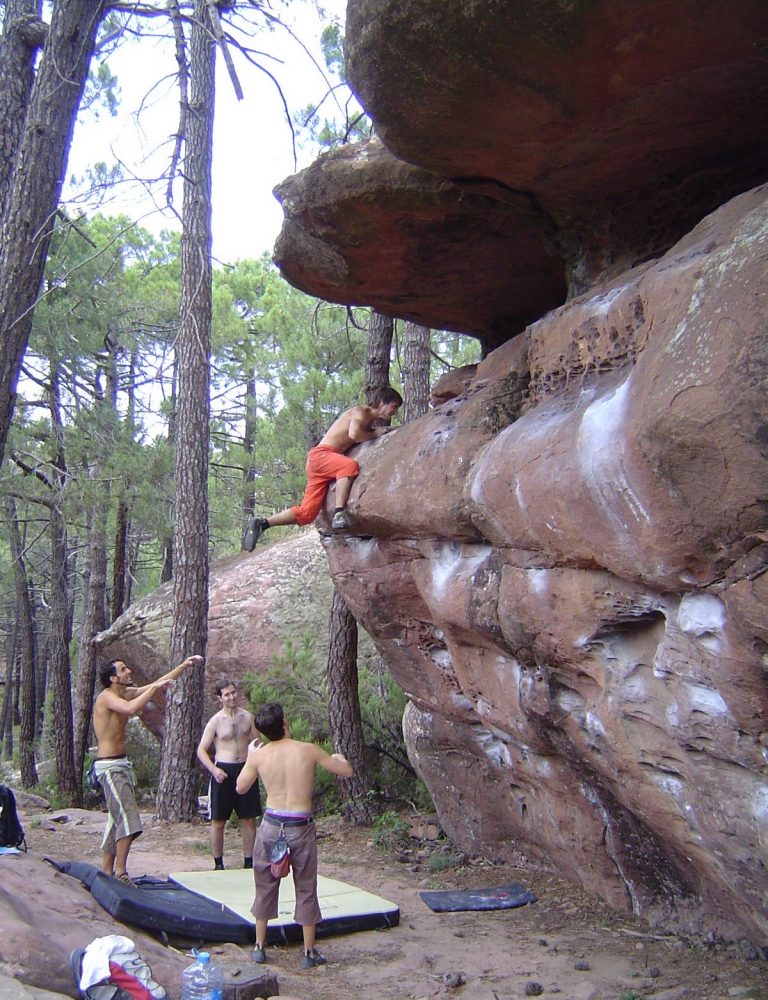 Escalada en bloque Boulder Albarracín by Serranía Aventura