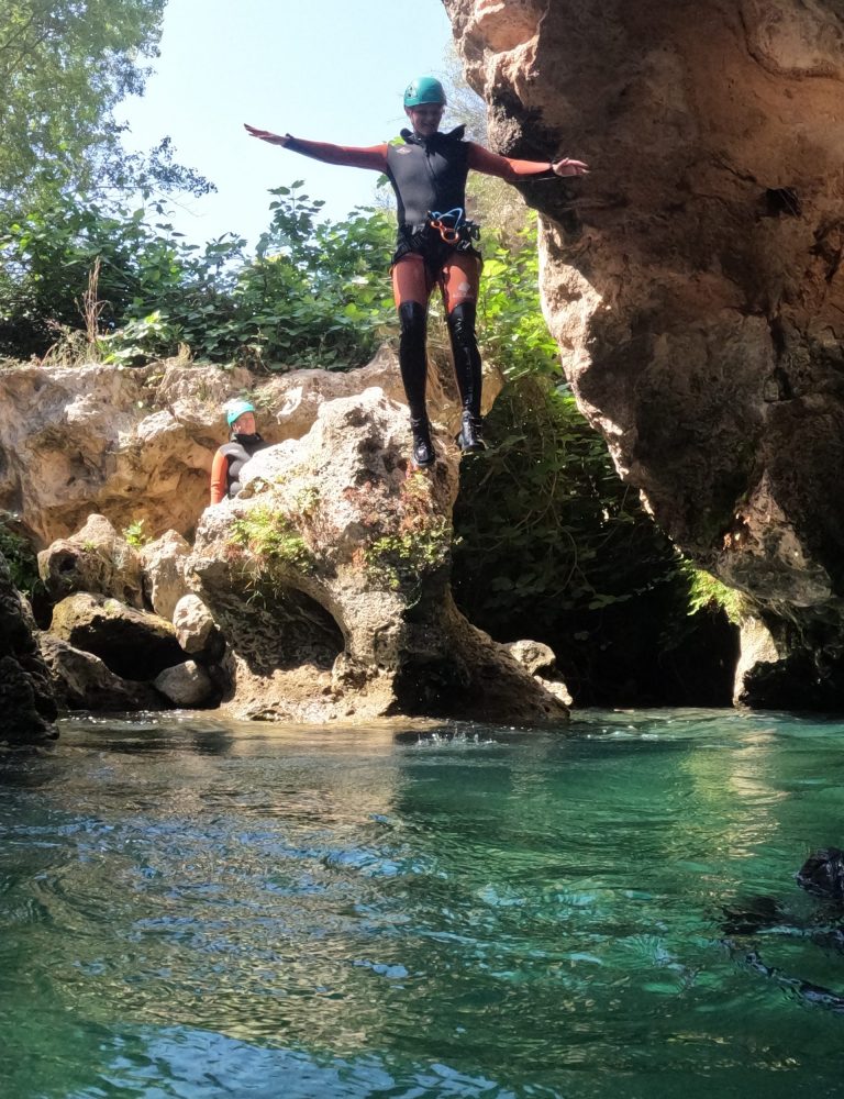 Barranquismo acuático Gorgo de la Escalera Anna Valencia by Serranía Aventura