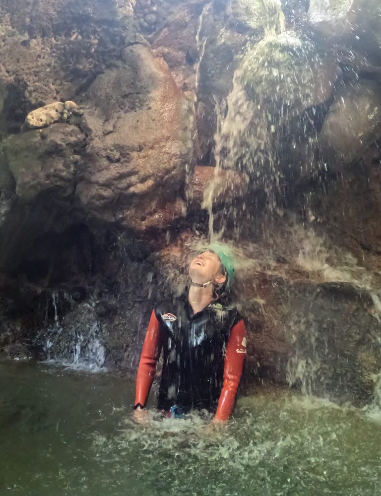 Barranquismo acuático Gorgo de la Escalera Anna Valencia by Serranía Aventura