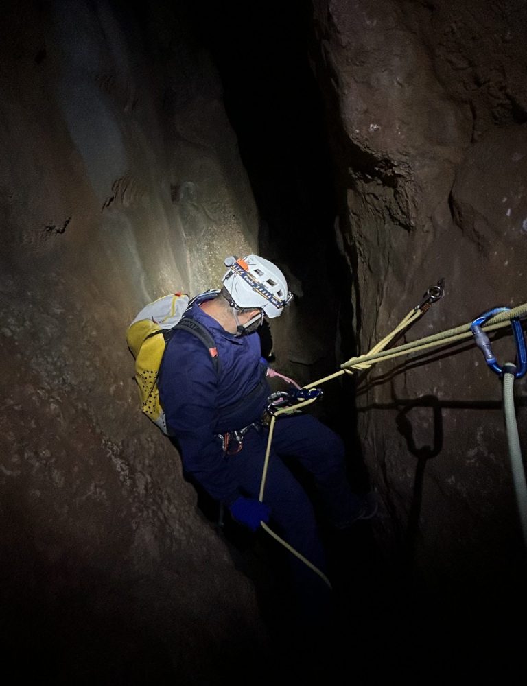 Espeleología sima k28 Serra Valencia by Serranía Aventura