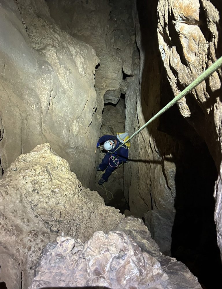 Espeleología sima k28 Serra Valencia by Serranía Aventura