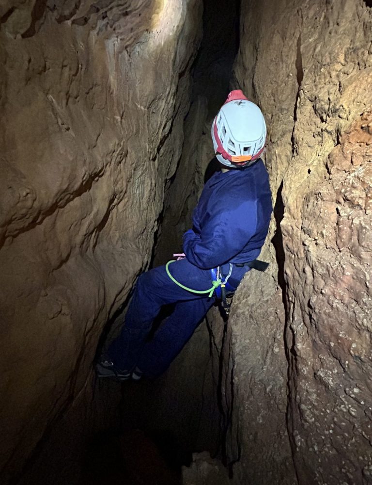 Espeleología sima k28 Serra Valencia by Serranía Aventura