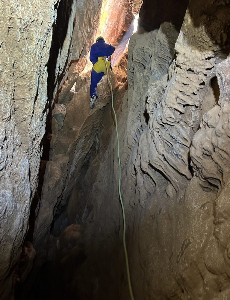 Espeleología sima k28 Serra Valencia by Serranía Aventura