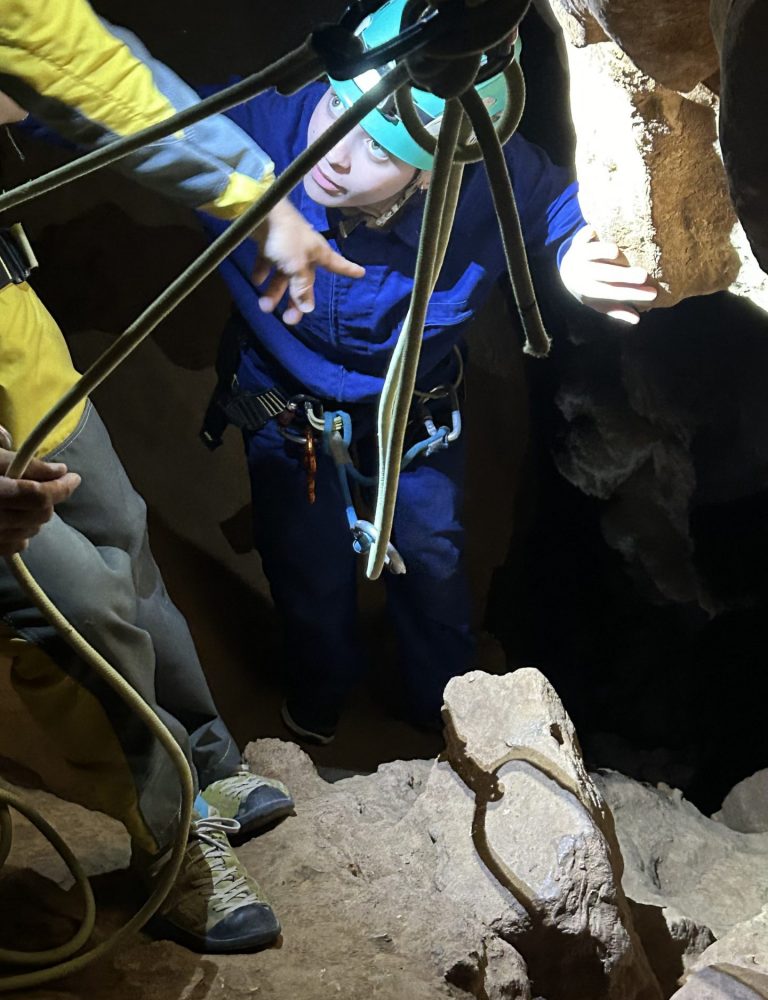 Espeleología sima k28 Serra Valencia by Serranía Aventura