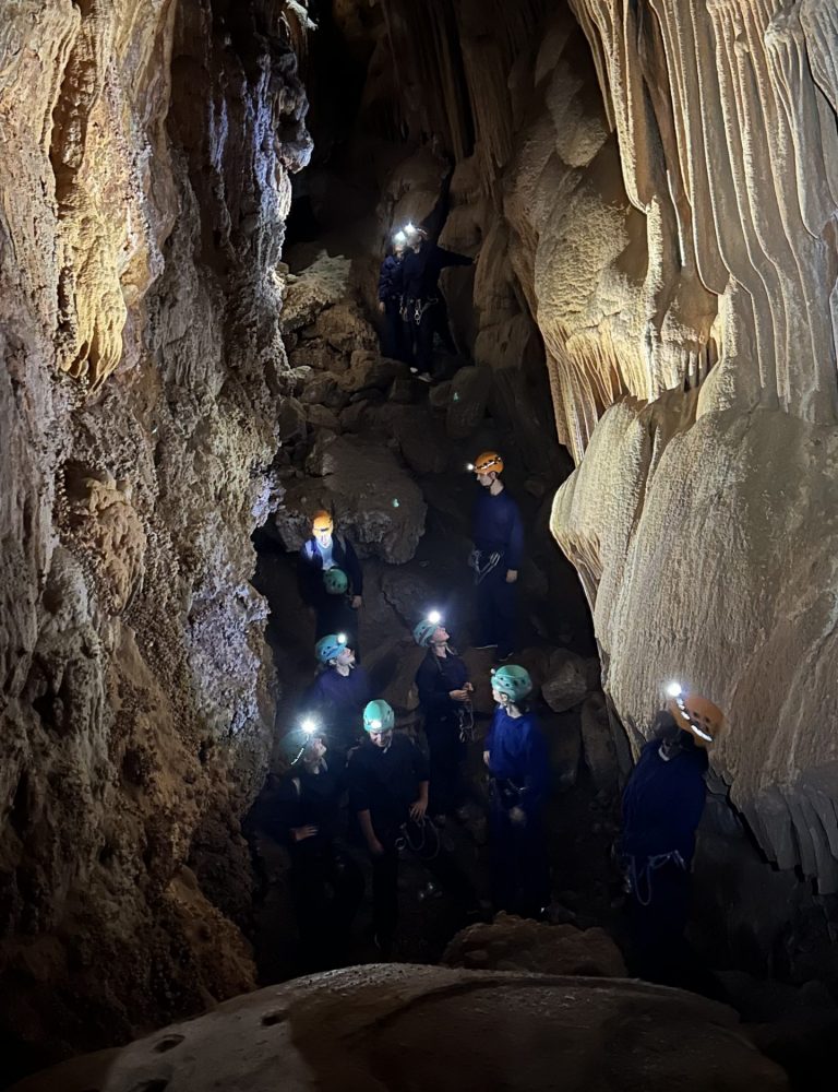 Espeleología sima k28 Serra Valencia by Serranía Aventura