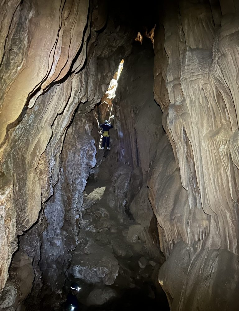 Espeleología sima k28 Serra Valencia by Serranía Aventura