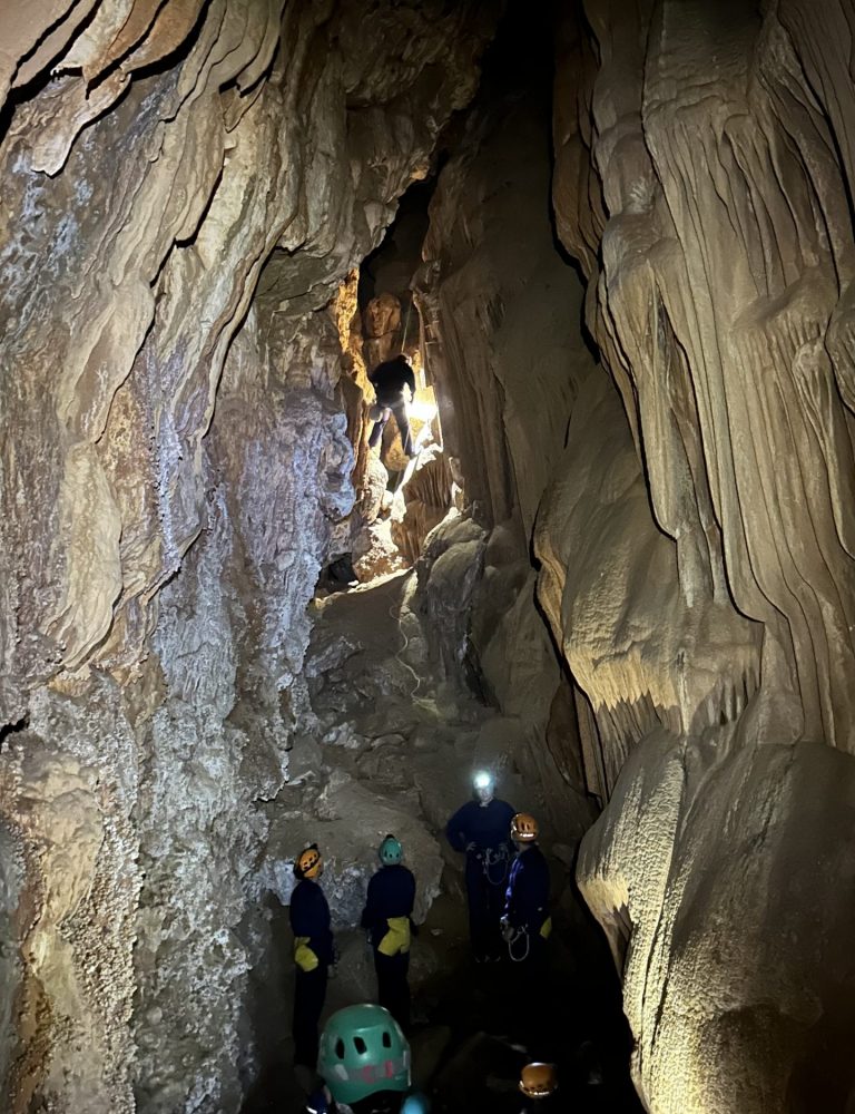 Espeleología sima k28 Serra Valencia by Serranía Aventura