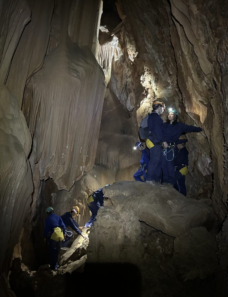 Espeleología sima k28 Serra Valencia by Serranía Aventura