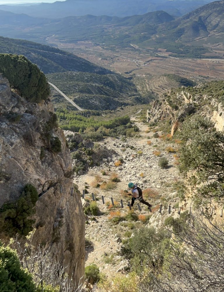 Vía ferrata Roca Figueral Serra Engarcerán by Serranía Aventura