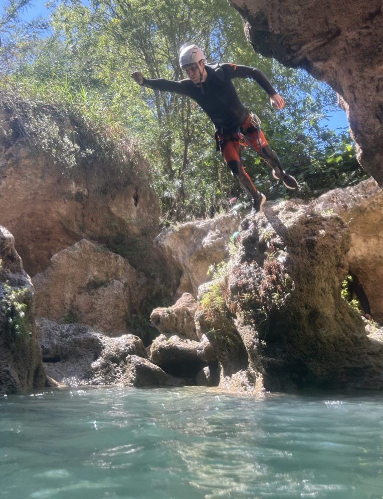 Barranquismo acuático barranco Gorgo de la Escalera Anna Valencia by Serranía Aventura