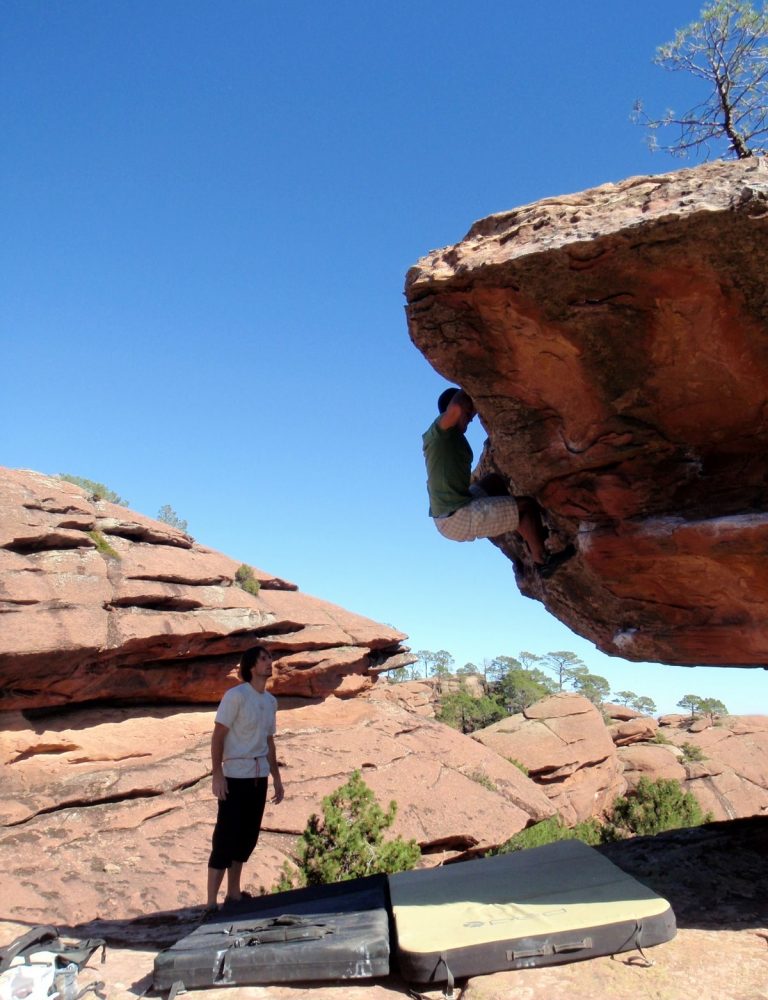 Escalada en bloque Boulder Albarracín by Serranía Aventura