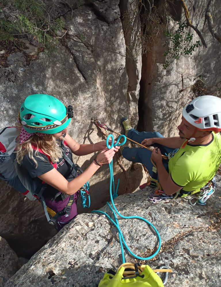 Barranquismo seco barranco Ahillas Tuéjar Chelva Jonathan by Serranía Aventura